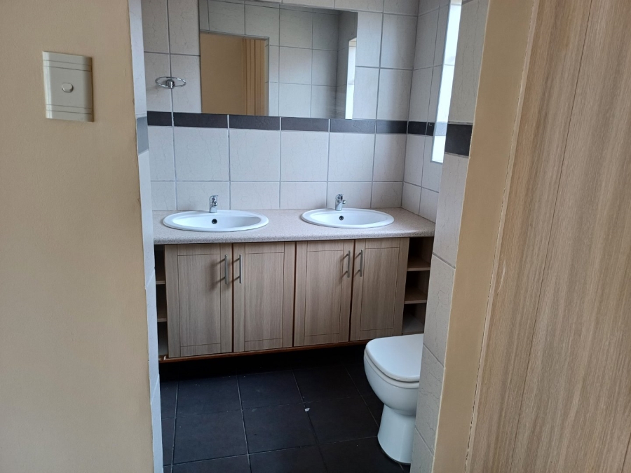 To Let 3 Bedroom Property for Rent in Naudeville Free State